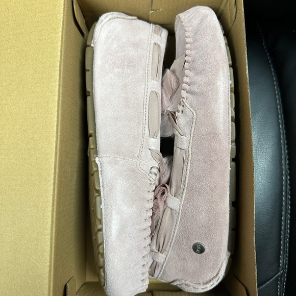 NIB! UGG Women's Dakota Tulle Bow Slippers In Pink Sheepskin Size US7/EU38 - Picture 6 of 9